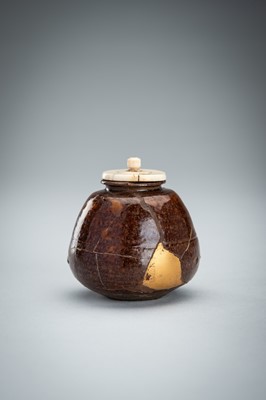 Lot 182 - A BROWN AND AMBER-GLAZED CHAIRE (TEA CADDY)
