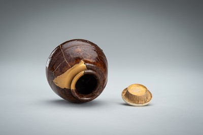 Lot 182 - A BROWN AND AMBER-GLAZED CHAIRE (TEA CADDY)