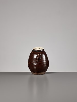 Lot 126 - A RARE CEDAR BROWN-GLAZED POTTERY CHAIRE WITH SHIFUKU