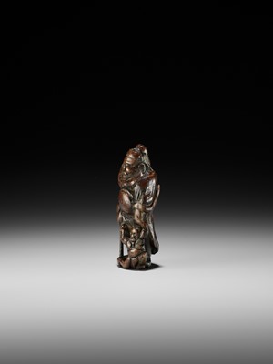 Lot 368 - A FINE CYPRESS WOOD (HINOKI) NETSUKE OF SHOKI AND ONI