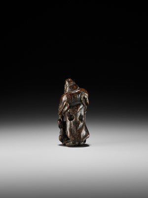 Lot 368 - A FINE CYPRESS WOOD (HINOKI) NETSUKE OF SHOKI AND ONI