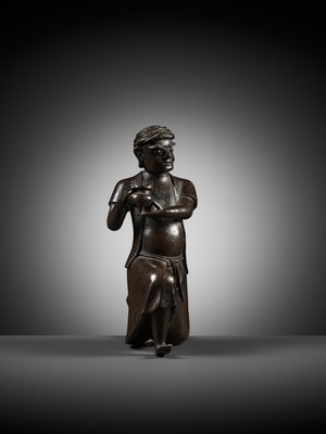 Lot 60 - A BRONZE FIGURE OF A FOREIGNER OFFERING TREASURES, HUREN XIAN BAO, YUAN TO EARLY MING DYNASTY