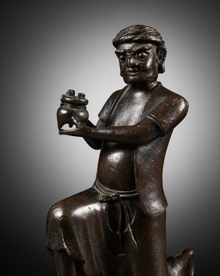 Lot 60 - A BRONZE FIGURE OF A FOREIGNER OFFERING TREASURES, HUREN XIAN BAO, YUAN TO EARLY MING DYNASTY