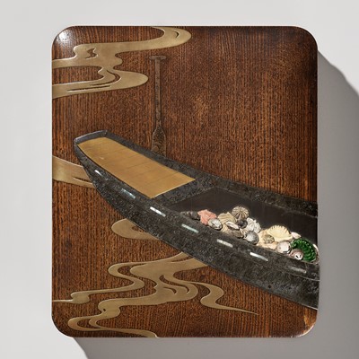 Lot 29 - A SUPERB RITSUO-STYLE LACQUERED WOOD SUZURIBAKO DEPICTING A BOAT WITH A HARVEST OF SEASHELLS