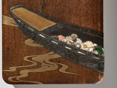 Lot 29 - A SUPERB RITSUO-STYLE LACQUERED WOOD SUZURIBAKO DEPICTING A BOAT WITH A HARVEST OF SEASHELLS