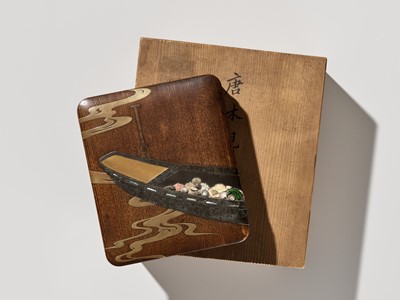 Lot 29 - A SUPERB RITSUO-STYLE LACQUERED WOOD SUZURIBAKO DEPICTING A BOAT WITH A HARVEST OF SEASHELLS