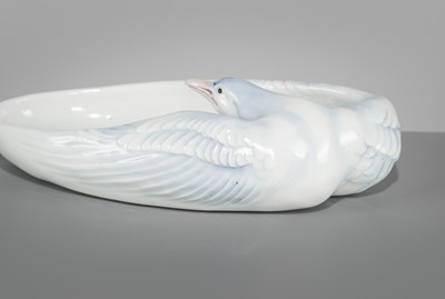 Lot 109 - A FINE MAKUZU KOZAN STUDIO BLUE AND WHITE PORCELAIN ‘SEAGULL’ ASH CONTAINER (HAIKI)