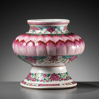 Lot 362 - AN ENAMELED FAMILLE ROSE ‘LOTUS’ JAR, 18TH CENTURY