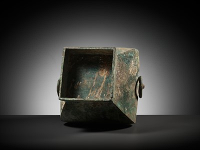 A LARGE BRONZE STORAGE VESSEL AND COVER, FANGHU, HAN DYNASTY