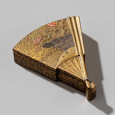 Lot 8 - A FINE LACQUER FAN-SHAPED KOGO (INCENSE BOX) AND COVER