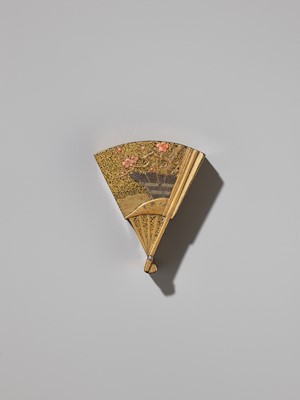 Lot 8 - A FINE LACQUER FAN-SHAPED KOGO (INCENSE BOX) AND COVER