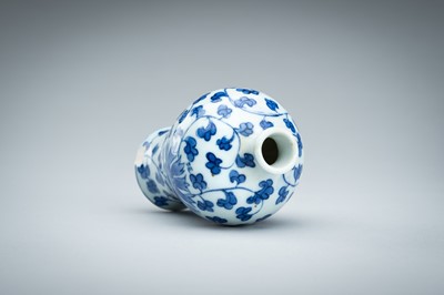A SMALL BLUE AND WHITE PORCELAIN MEIPING VASE, QING DYNASTY
