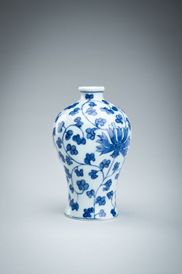 A SMALL BLUE AND WHITE PORCELAIN MEIPING VASE, QING DYNASTY