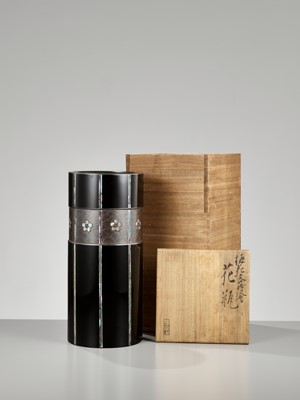 SHIMANO SANSHU: A FINE MOTHER-OF-PEARL INLAID BLACK-LACQUER VASE