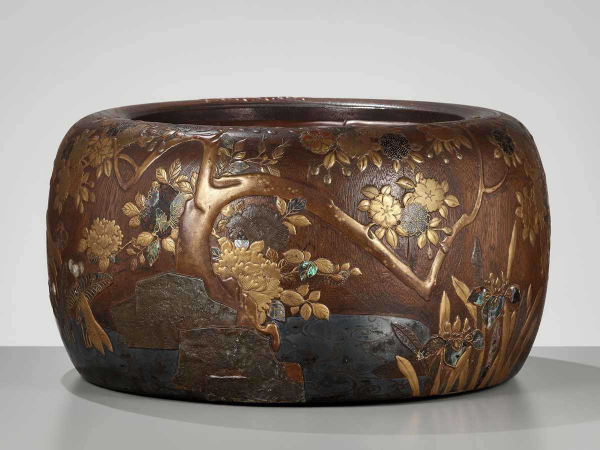 Lot 331 - A LARGE RINPA-STYLE LACQUERED PAULOWNIA WOOD HIBACHI (BRAZIER)