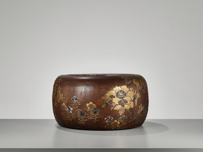 Lot 331 - A LARGE RINPA-STYLE LACQUERED PAULOWNIA WOOD HIBACHI (BRAZIER)
