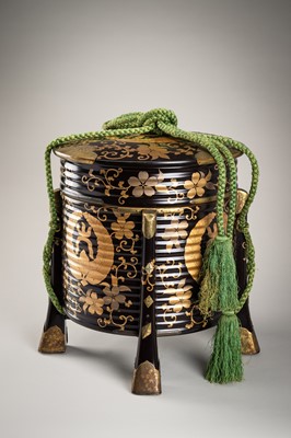 Lot 3 - A LACQUER CYLINDRICAL HOKAI (COVERED FOOD CONTAINER) WITH AGARIFUJI MON
