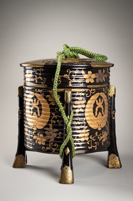 Lot 3 - A LACQUER CYLINDRICAL HOKAI (COVERED FOOD CONTAINER) WITH AGARIFUJI MON