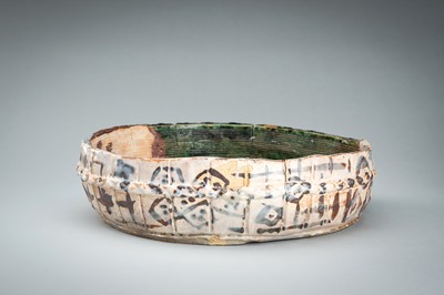 Lot 251 - A LARGE ORIBE STYLE CERAMIC CHARGER