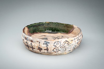 Lot 251 - A LARGE ORIBE STYLE CERAMIC CHARGER