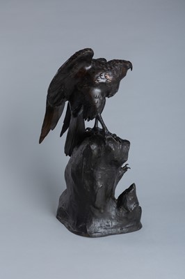 Lot 189 - A LARGE BRONZE EAGLE PERCHED ON A CLIFF
