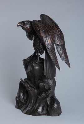 Lot 189 - A LARGE BRONZE EAGLE PERCHED ON A CLIFF