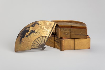 Lot 22 - A FINE GOLD LACQUER FAN-SHAPED TWO-CASE BOX AND COVER WITH INTERIOR TRAY