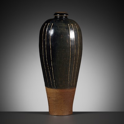 Lot 144 - A CIZHOU BROWN-GLAZED RIBBED VASE, MEIPING, NOTHERN SONG TO JIN DYNASTY, 11TH-12TH CENTURY