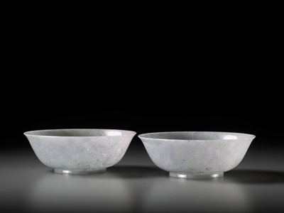 A PAIR OF PALE LAVENDER AND APPLE-GREEN JADEITE BOWLS, QING DYNASTY