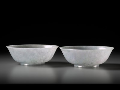 A PAIR OF PALE LAVENDER AND APPLE-GREEN JADEITE BOWLS, QING DYNASTY