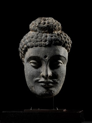 Lot 221 - A LARGE GRAY SCHIST HEAD OF BUDDHA SHAKYAMUNI, ANCIENT REGION OF GANDHARA, 2ND-3RD CENTURY