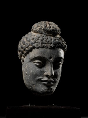 Lot 221 - A LARGE GRAY SCHIST HEAD OF BUDDHA SHAKYAMUNI, ANCIENT REGION OF GANDHARA, 2ND-3RD CENTURY