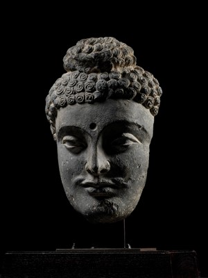 Lot 221 - A LARGE GRAY SCHIST HEAD OF BUDDHA SHAKYAMUNI, ANCIENT REGION OF GANDHARA, 2ND-3RD CENTURY
