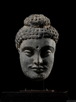 Lot 221 - A LARGE GRAY SCHIST HEAD OF BUDDHA SHAKYAMUNI, ANCIENT REGION OF GANDHARA, 2ND-3RD CENTURY