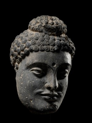 宗 Lot 221 - A LARGE GRAY SCHIST HEAD OF BUDDHA