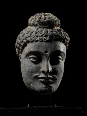 Lot 221 - A LARGE GRAY SCHIST HEAD OF BUDDHA SHAKYAMUNI, ANCIENT REGION OF GANDHARA, 2ND-3RD CENTURY