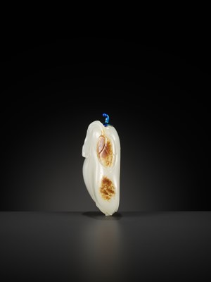 A WHITE AND RUSSET JADE ‘MAGNOLIA’ SNUFF BOTTLE, 18TH TO EARLY 19TH CENTURY