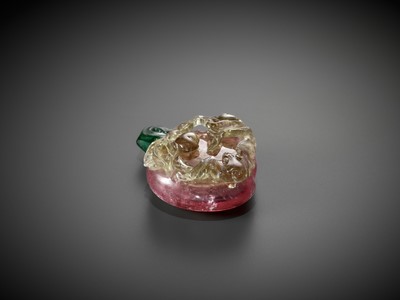 Lot 121 - A RETICULATED BI-COLOR PINK AND GREEN TOURMALINE ‘BATS AND PEACHES’ SNUFF BOTTLE, 1760-1880