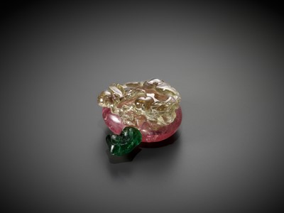 Lot 121 - A RETICULATED BI-COLOR PINK AND GREEN TOURMALINE ‘BATS AND PEACHES’ SNUFF BOTTLE, 1760-1880