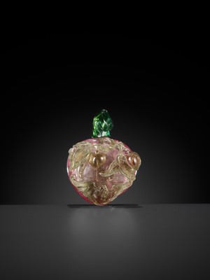 Lot 121 - A RETICULATED BI-COLOR PINK AND GREEN TOURMALINE ‘BATS AND PEACHES’ SNUFF BOTTLE, 1760-1880