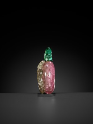 Lot 121 - A RETICULATED BI-COLOR PINK AND GREEN TOURMALINE ‘BATS AND PEACHES’ SNUFF BOTTLE, 1760-1880