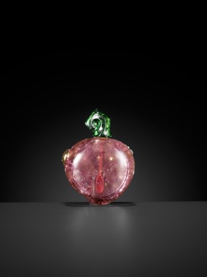 Lot 121 - A RETICULATED BI-COLOR PINK AND GREEN TOURMALINE ‘BATS AND PEACHES’ SNUFF BOTTLE, 1760-1880