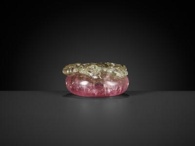 Lot 121 - A RETICULATED BI-COLOR PINK AND GREEN TOURMALINE ‘BATS AND PEACHES’ SNUFF BOTTLE, 1760-1880