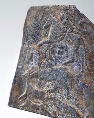 Lot 1666 - A WESTERN ASIATIC LAPIS LAZULI PLAQUE WITH WARRIORS
