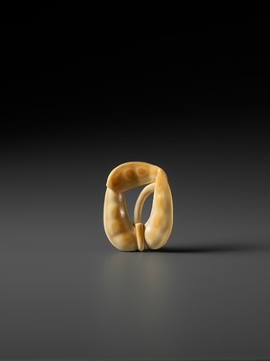 Lot 373 - A GOOD IVORY NETSUKE OF EDAMAME BEANS