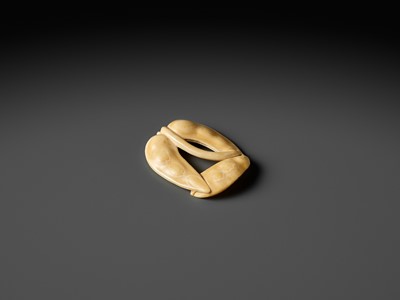 Lot 373 - A GOOD IVORY NETSUKE OF EDAMAME BEANS