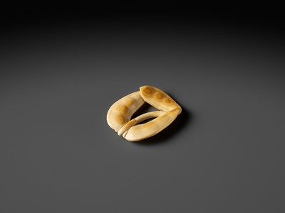 Lot 373 - A GOOD IVORY NETSUKE OF EDAMAME BEANS