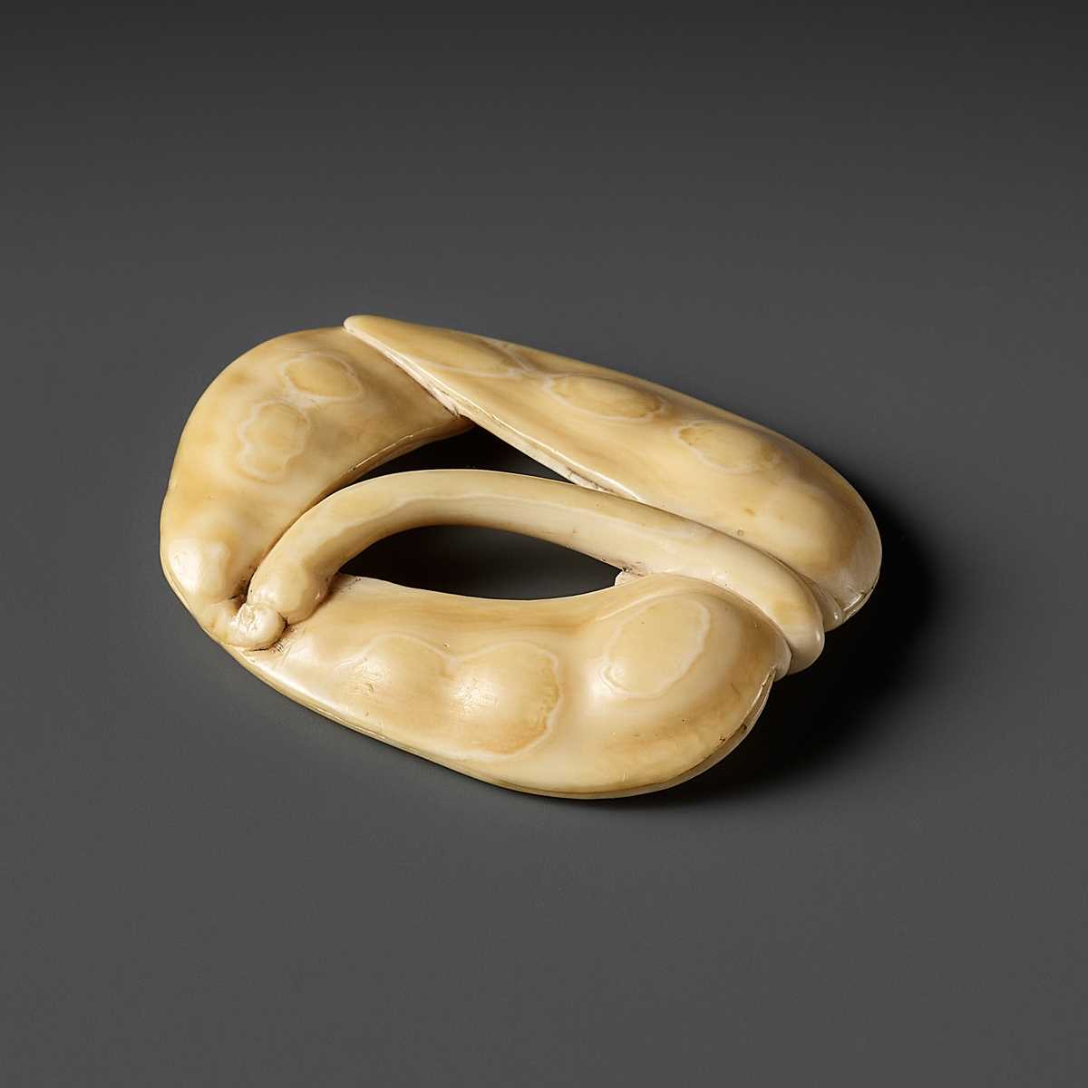 Lot 373 - A GOOD IVORY NETSUKE OF EDAMAME BEANS