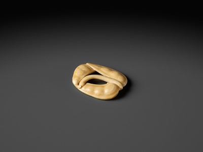 Lot 373 - A GOOD IVORY NETSUKE OF EDAMAME BEANS