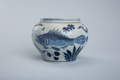 Lot 1278 - A BLUE AND WHITE PORCELAIN ‘TWIN FISH’ VASE, 19TH CENTURY